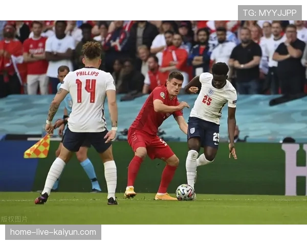 倒三角中场释放边路进攻空间，倒三角射门